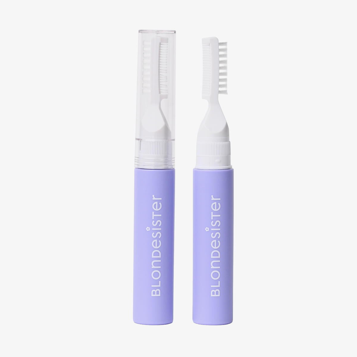 Zwei violette Tuben „BLONDESISTER 3 IN 1 FIX&GO BROW GEL“, jeweils mit einer weißen Bürste; eine davon mit einer durchsichtigen Kappe.