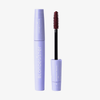 Eine lavendelfarbene Tube der „BLONDESISTER 4 IN 1 CLICK & TURN MASCARA“ mit dem daneben ausgestellten, mit dunkler Mascara überzogenen Applikator und der Bürste.