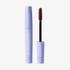 Eine violette Tube der BLONDESISTER 4 IN 1 CLICK & TURN MASCARA, halb geschlossen, halb geöffnet, sodass der braune Mascara-Bürstchen zu sehen ist.