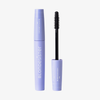 Eine lavendelfarbene BLONDESISTER 4-IN-1-CLICK-&-TURN-MASCARA-Tube, aus der die Applikatorbürste herausgenommen wurde, sodass die Bürste mit den schwarzen Borsten sichtbar ist.