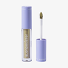 Eine Tube GLOWEYE EYESHADOW von BLONDESISTER mit einem goldenen Applikatorstift und einer hellvioletten Kappe.