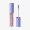 Eine Tube BLONDESISTER GLOWEYE EYESHADOW mit lavendelfarbenem Verschluss, offen dargestellt, sodass der Applikatorstab sichtbar ist.