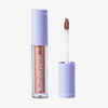 Eine geöffnete Tube GLOWEYE EYESHADOW von BLONDESISTER, in der ein brauner, schimmernder Applikator zu sehen ist.