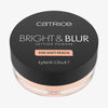 Ein runder Behälter mit Catrice Cosmetics Bright & Blur Setting Powder, Farbton 030 Soft Peach, 8 g.