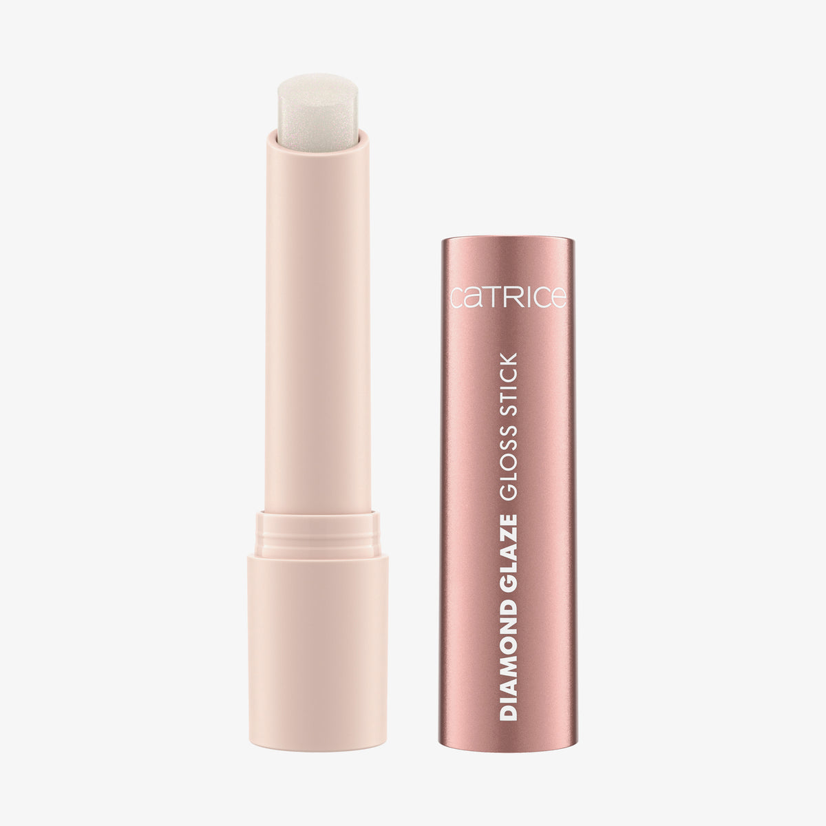 Catrice Diamond Glaze Gloss Stick in einem schimmernden, transparenten Ton, geöffnet mit sichtbarer Spitze, daneben der rosige Deckel.