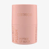 Ein rosafarbener Behälter von Catrice Cosmetics Pillow Plush Peptide Lip Mask 010 mit goldenem Text auf der Vorderseite.