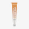 Eine Tube Catrice Cosmetics Under Eye Brightener Liquid in der Farbe Warm Nude mit einem Schwammapplikator.