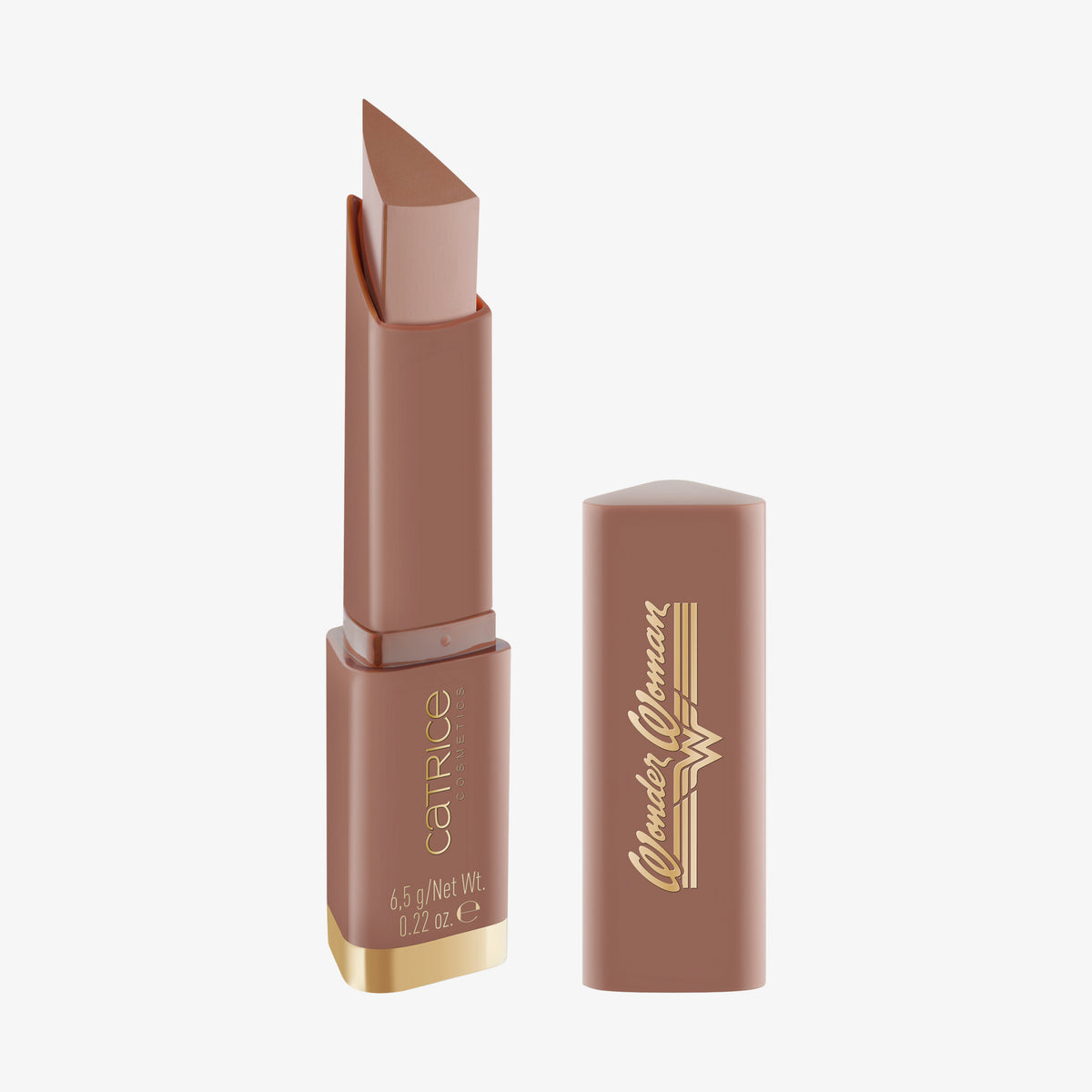 Der Wonder Woman Butter Bronzer Stick ist ohne Kappe abgebildet, sodass eine spitze Spitze zum Vorschein kommt. Die Kappe mit goldenem Text liegt daneben.