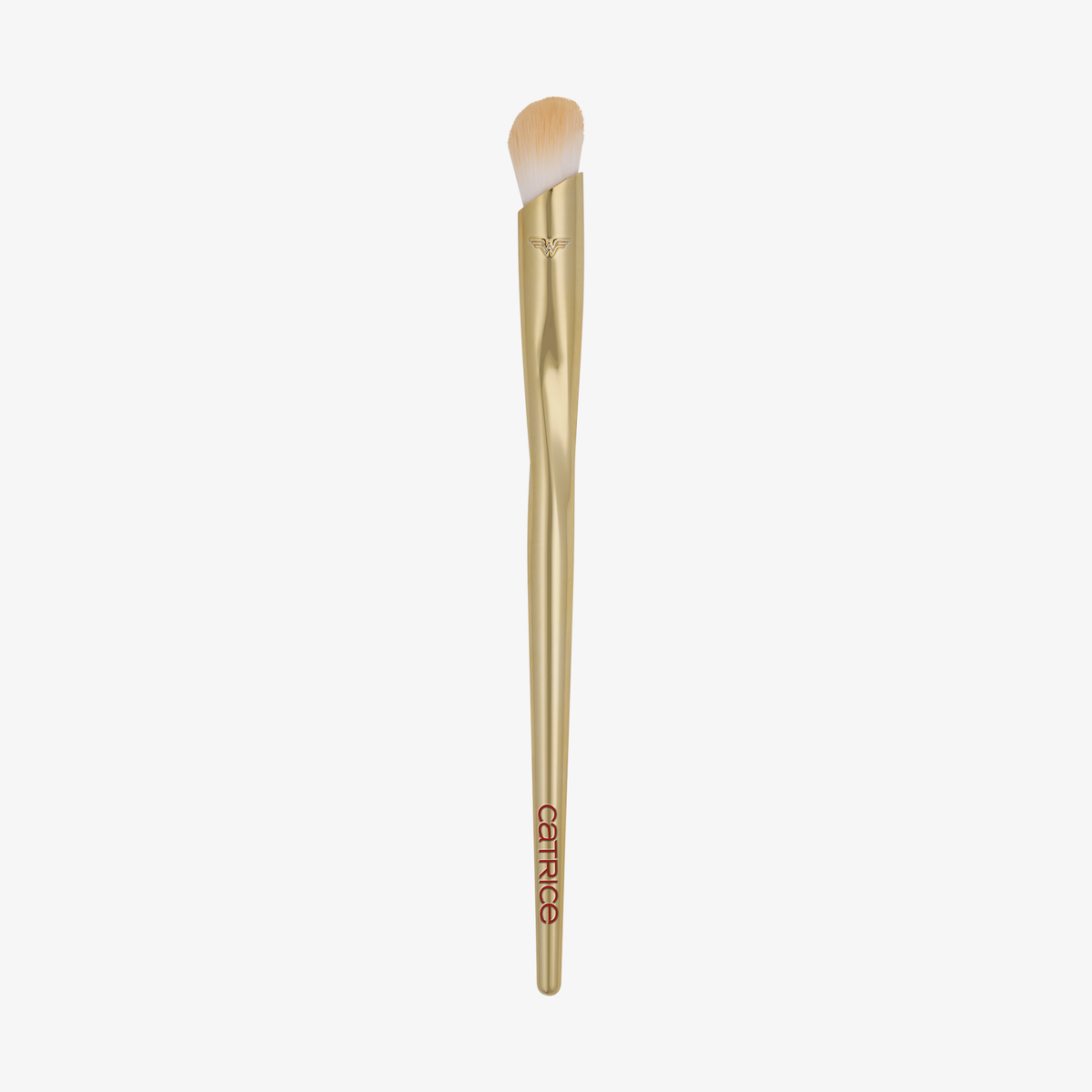 Der Wonder Woman Concealer Brush hat einen goldenen Griff und beige Borsten auf weißem Hintergrund.