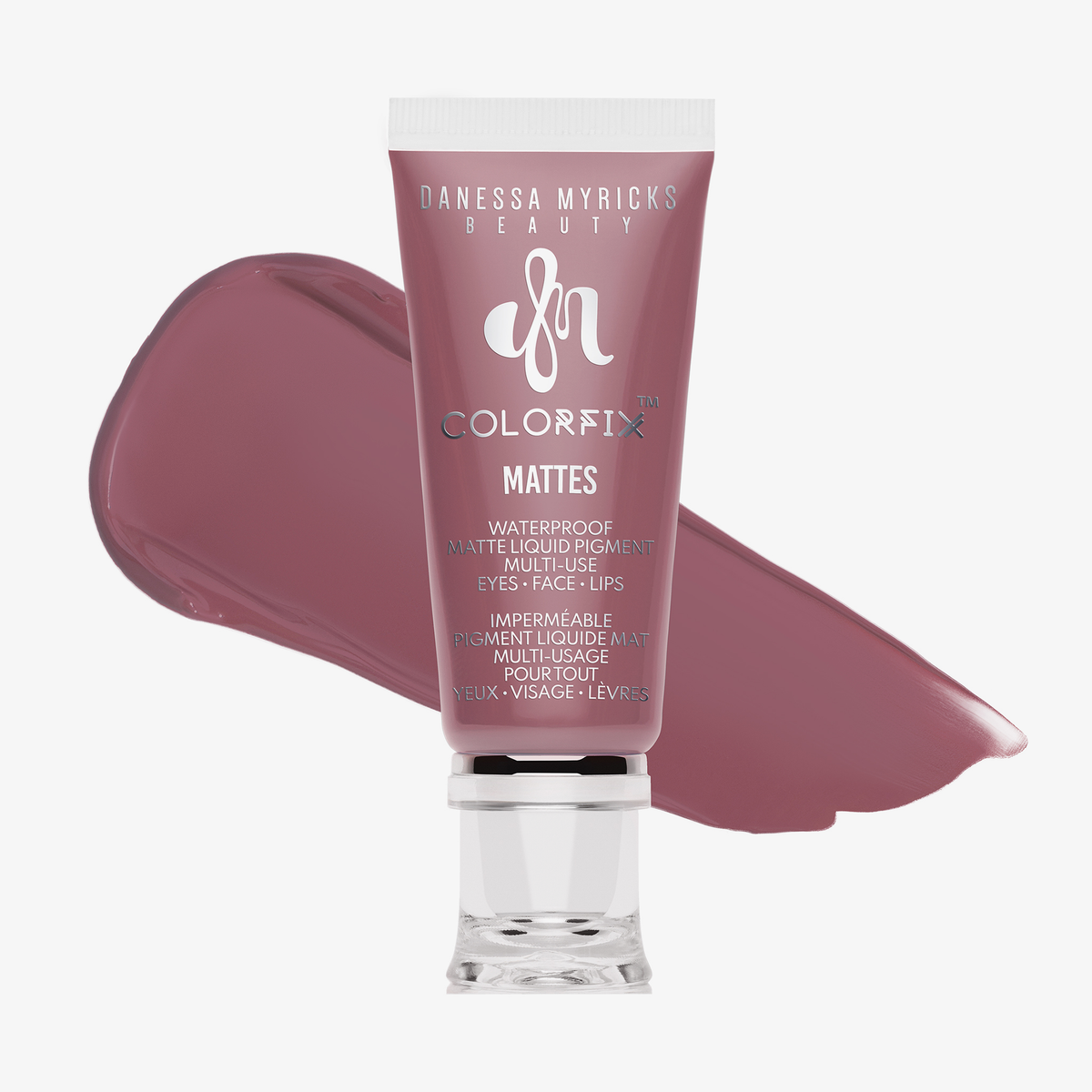 Eine Latte-Tube von Danessa Myricks Beauty Colorfix Mattes mit einem passenden Latte-Pigment-Swatch dahinter.