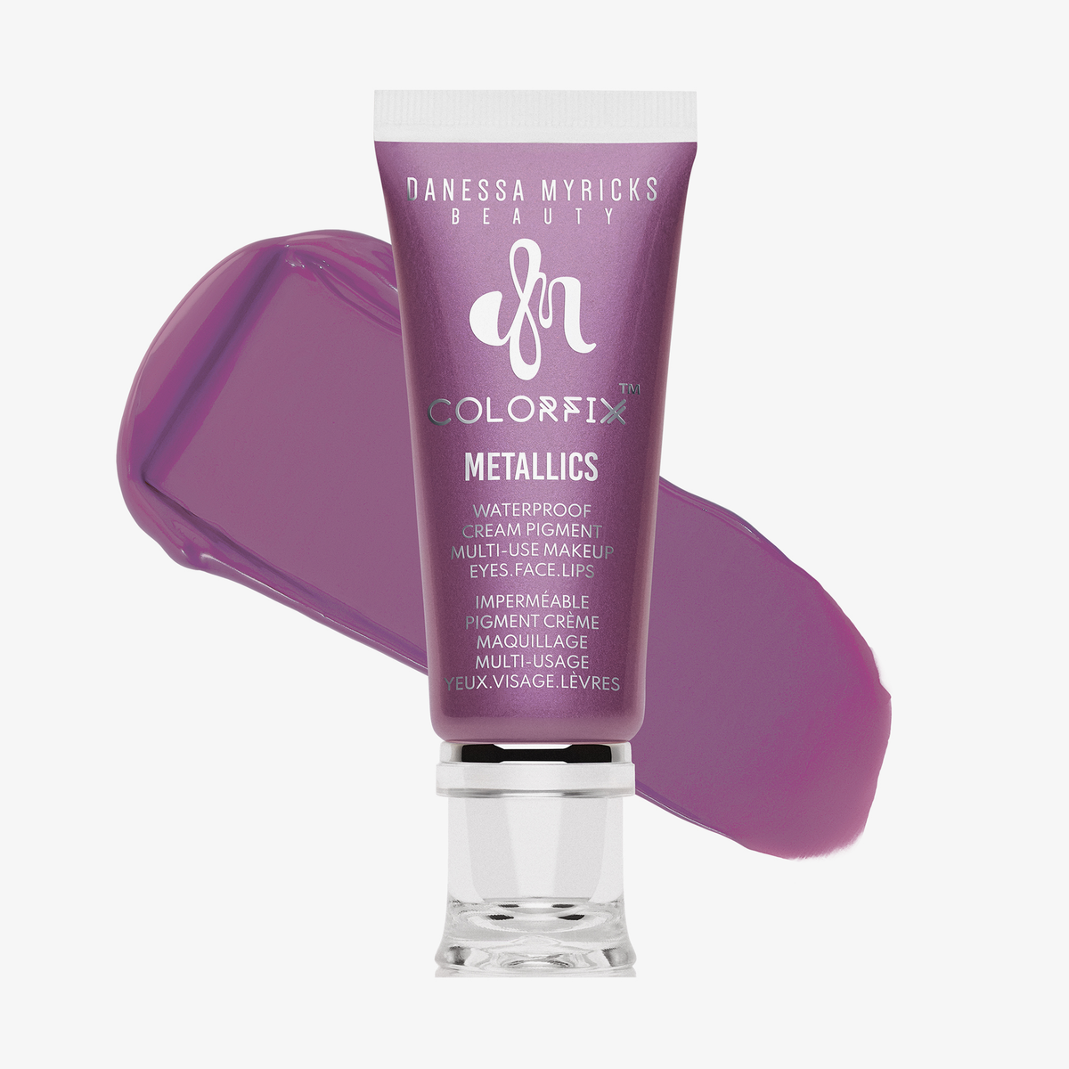 Eine Tube Danessa Myricks Beauty Colorfix Metallics in Journey mit einer Probe des metallischen Lila-Tons dahinter.