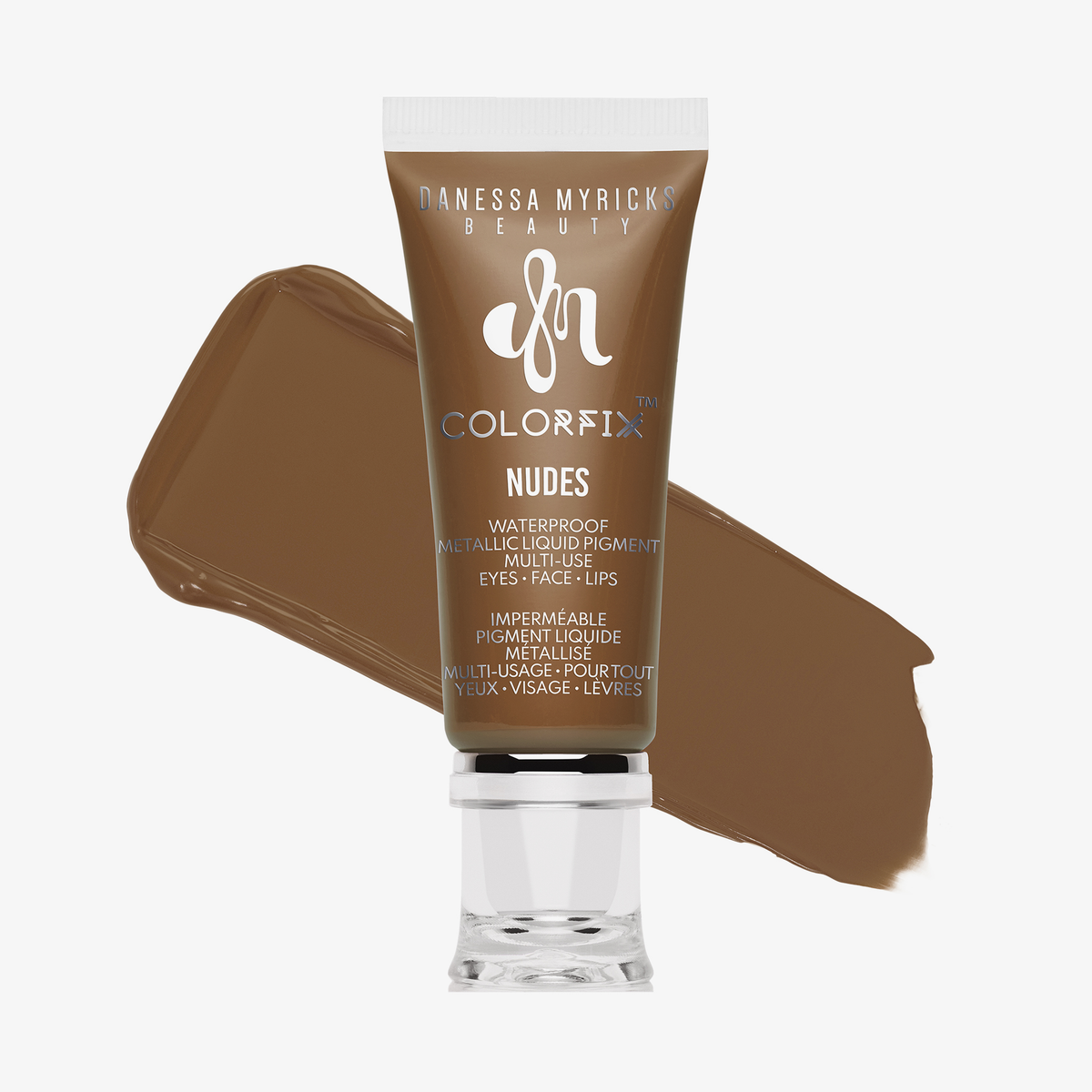 Danessa Myricks Beauty Colorfix Nudes in Farbton 10, mit einem braunen Abstrich im Hintergrund.