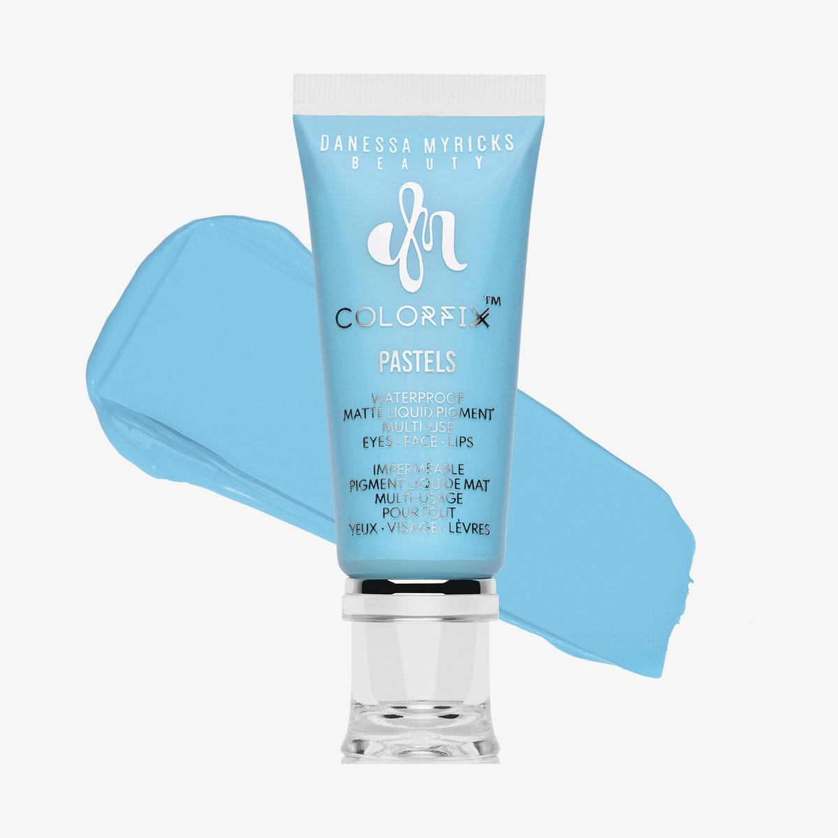 Abgebildet ist eine Tube Danessa Myricks Beauty Colorfix Pastels Oasis in Blau mit einem passenden blauen Abstrich im Hintergrund.