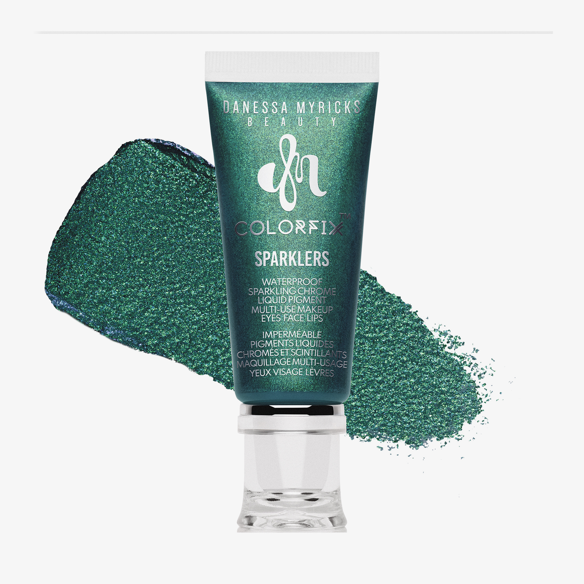 Danessa Myricks Beauty Colorfix Sparklers in Evergreen mit schimmernden Swatches hinter der Tube.