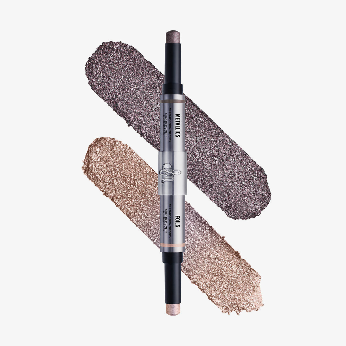 Der Danessa Myricks Beauty Duo Multi-Use Pigment Stick, ein Metallic-Stick mit zwei Enden, ist auf zwei schimmernden Make-up-Swatches in Bronze und Taupe zu sehen.