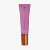 Eine Tube „Danessa Myricks Beauty Glosswork 4D Ultra Shine Plumping Gloss“ mit kupferfarbener Kappe steht aufrecht auf einem weißen Hintergrund.