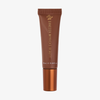 Eine braune Tube „Danessa Myricks Beauty Glosswork 4D Ultra Shine Plumping Gloss“, 10 ml, mit einer metallischen Verschlusskappe.