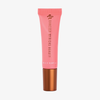 Eine rosa Tube „Danessa Myricks Beauty Glosswork 4D Ultra Shine Plumping Gloss“ mit bronzefarbener Kappe steht aufrecht auf einem weißen Hintergrund.