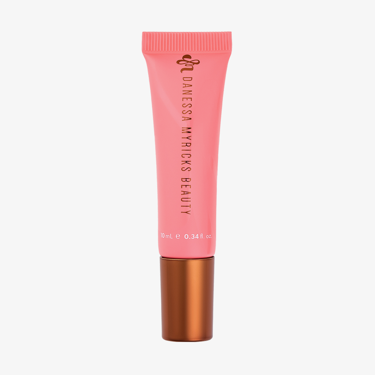 Eine rosa Tube „Danessa Myricks Beauty Glosswork 4D Ultra Shine Plumping Gloss“ mit bronzefarbener Kappe steht aufrecht auf einem weißen Hintergrund.