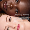 Zwei Frauen mit glatter Haut und glänzenden Lippen präsentieren den „Beauty Glosswork 4D Ultra Shine Plumping Gloss“ von Danessa Myricks.