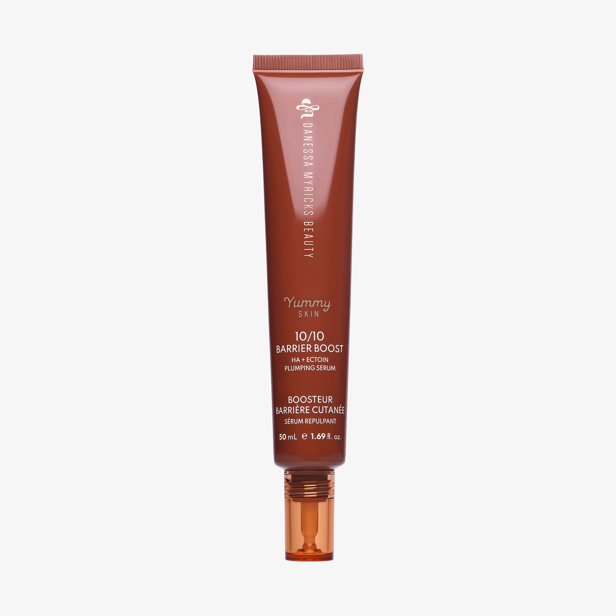 Eine braune 50-ml-Tube des Danessa Myricks Beauty Yummy Skin 10/10 Barrier Boost Serums mit orangefarbenem Verschluss.