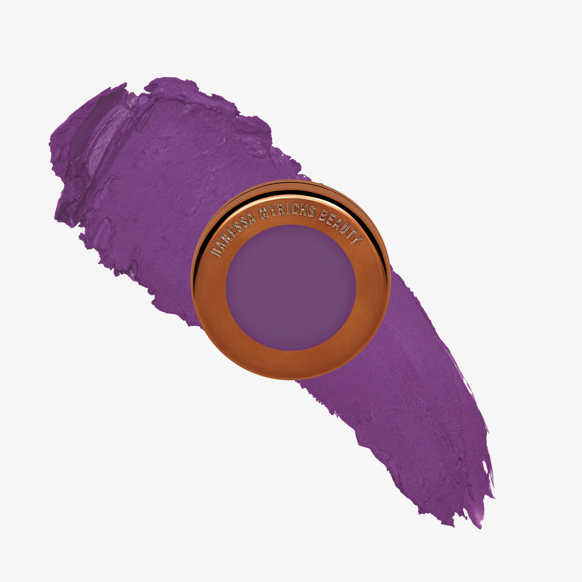 Tiegel des Yummy Skin Blurring Balm Powder Flushed Grape Soda mit Fenster u lilafarbenem Produkt und lilafarbenem Swatch dahinter.