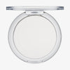 Der Essence all about soft glow! fixing compact powder waterproof ist ein gepresster weißer Puder in einer Kompaktdose mit durchsichtigem Deckel.