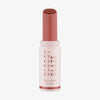 Eine rosafarbene Tube des Essence GLOSSY GLAZE High Shine Lipstick 05 mit abgenommener Kappe, die die Farbe enthüllt.
