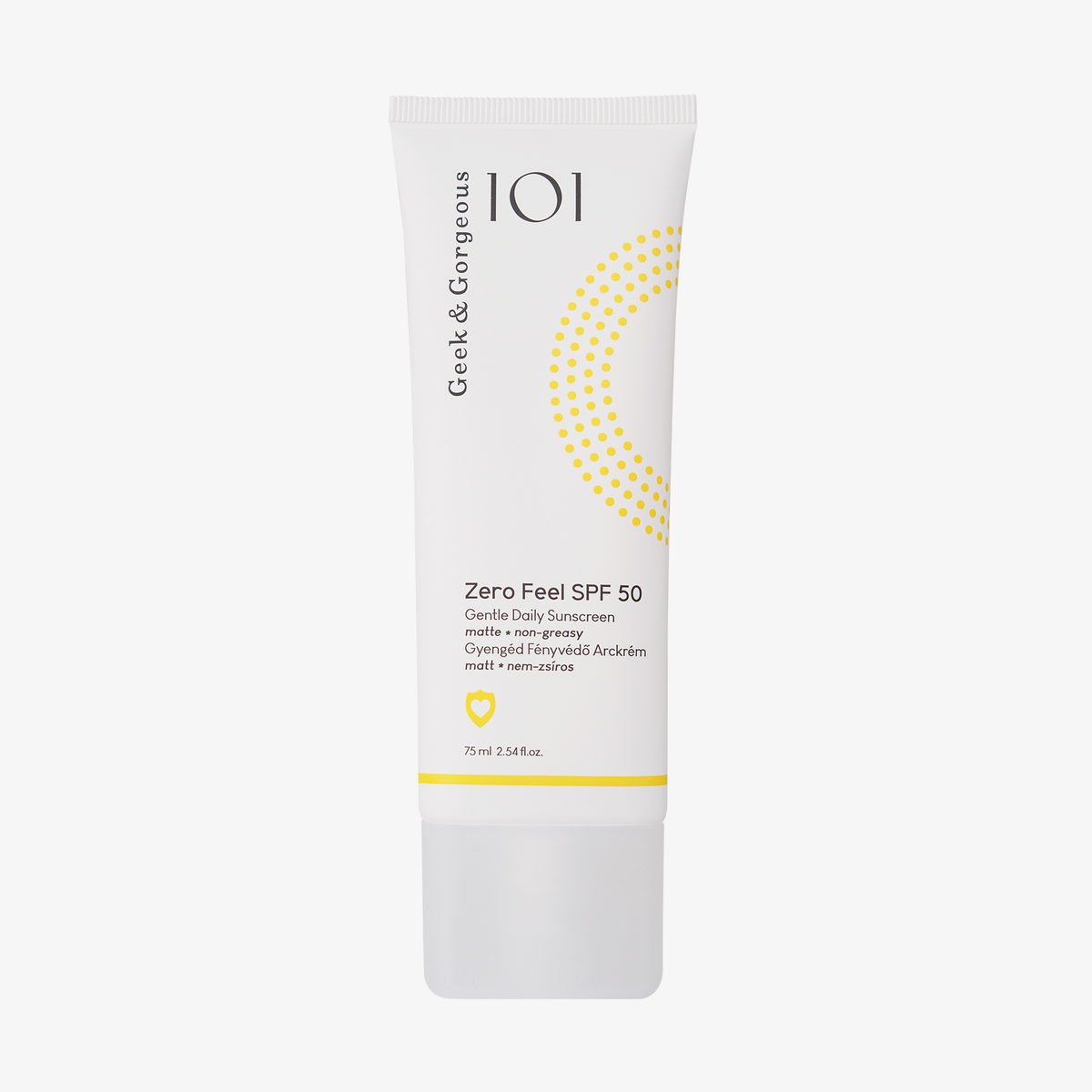 Eine weiße Tube Geek & Gorgeous Zero Feel SPF 50 mit gelben Akzenten auf einfarbigem Hintergrund.
