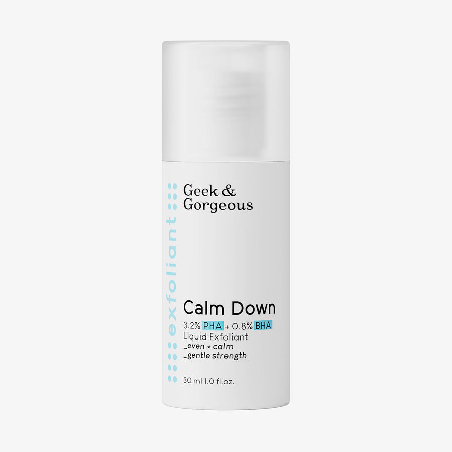 Weiße Flasche Geek & Gorgeous Calm Down 30 ml auf weißem Hintergrund.