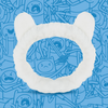 Weißes Adventure Time Finn the Human Head Band von Lethal Cosmetics auf blauem Hintergrund mit Abbildungen von Finn The Human.