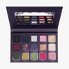 Die Lethal Cosmetics Black Spring Pressed Powder Palette enthält 15 bunte Farbtöne, einen Spiegel und Farbnamen unter jeder Farbe.