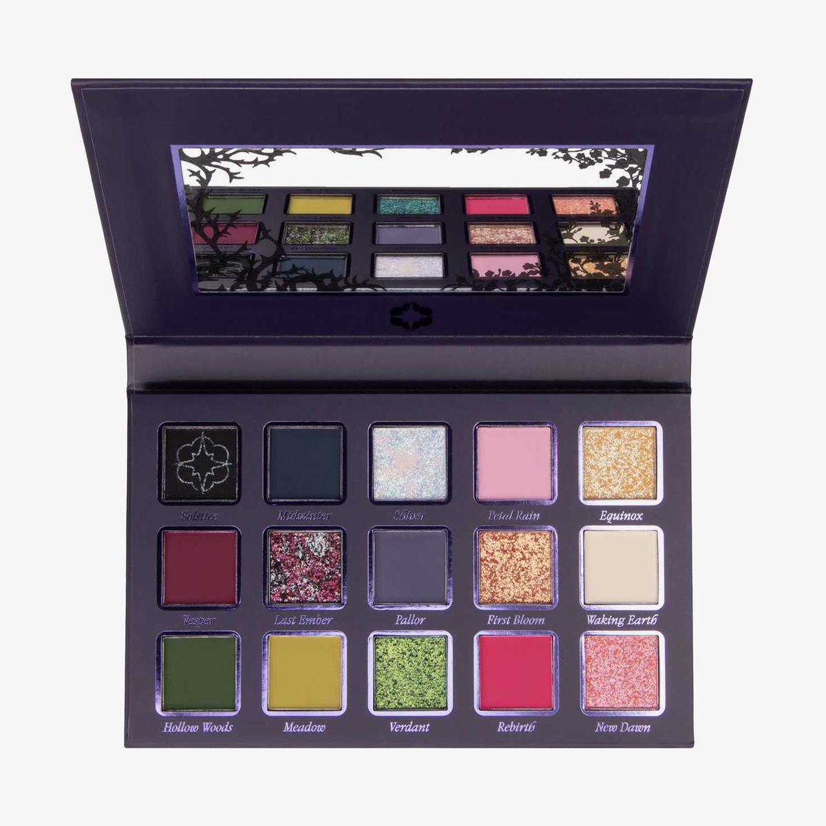 Die Lethal Cosmetics Black Spring Pressed Powder Palette enthält 15 bunte Farbtöne, einen Spiegel und Farbnamen unter jeder Farbe.