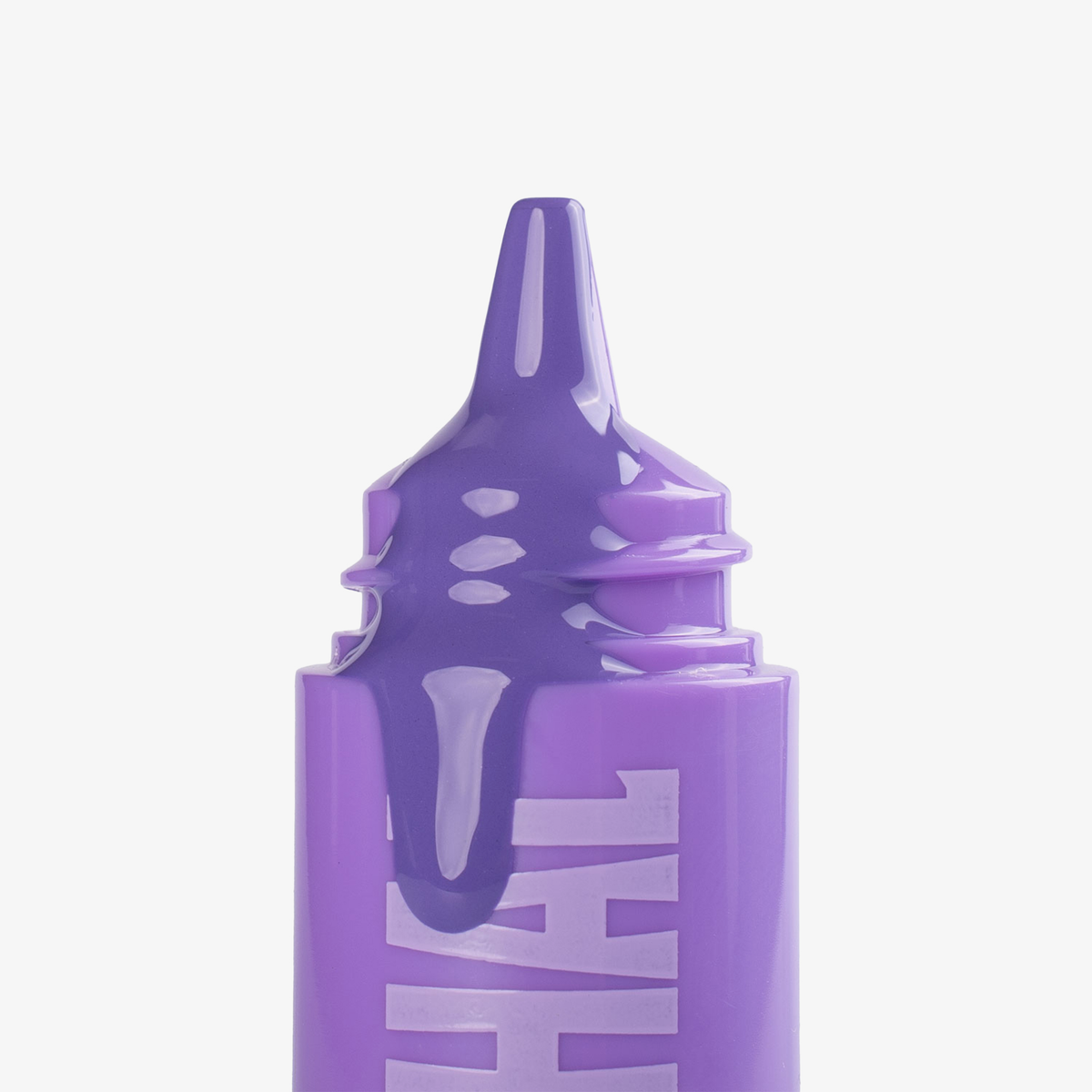 Nahaufnahme des lilafarbenen spitzen Applikators des Lethal Cosmetics DEW DRIP Liquid Blush Hypothermia; flüssiger lila Blush läuft heraus.