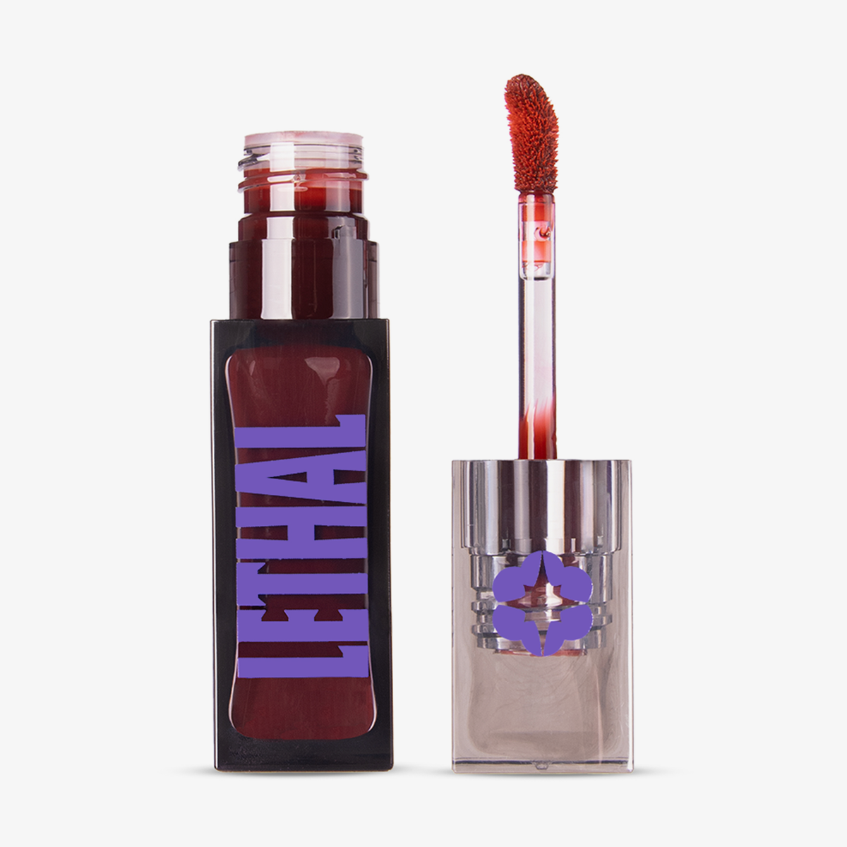 Roter Lethal Cosmetics Lip Stain mit geöffnetem Applikator, transparentem Deckel und lila Logo, freigestellt vor weißem Hintergrund.
