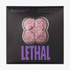 Ein rosa schimmernder MAGNETIC™ Pressed Powder Shadow von Lethal Cosmetics in einer schwarzen Verpackung mit dem violetten Schriftzug "LETHAL".