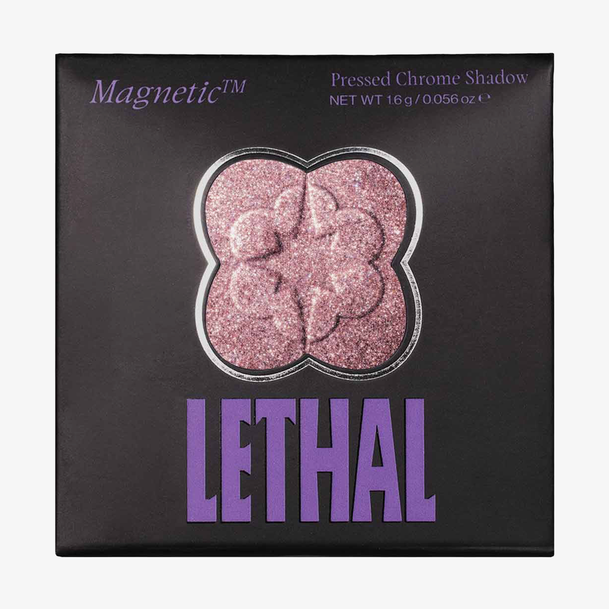 Ein rosa schimmernder MAGNETIC™ Pressed Powder Shadow von Lethal Cosmetics in einer schwarzen Verpackung mit dem violetten Schriftzug "LETHAL".