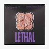 Ein glitzernder pinker MAGNETIC™ Pressed Powder Shadow von Lethal Cosmetics in einer schwarzen Box mit lila Text.