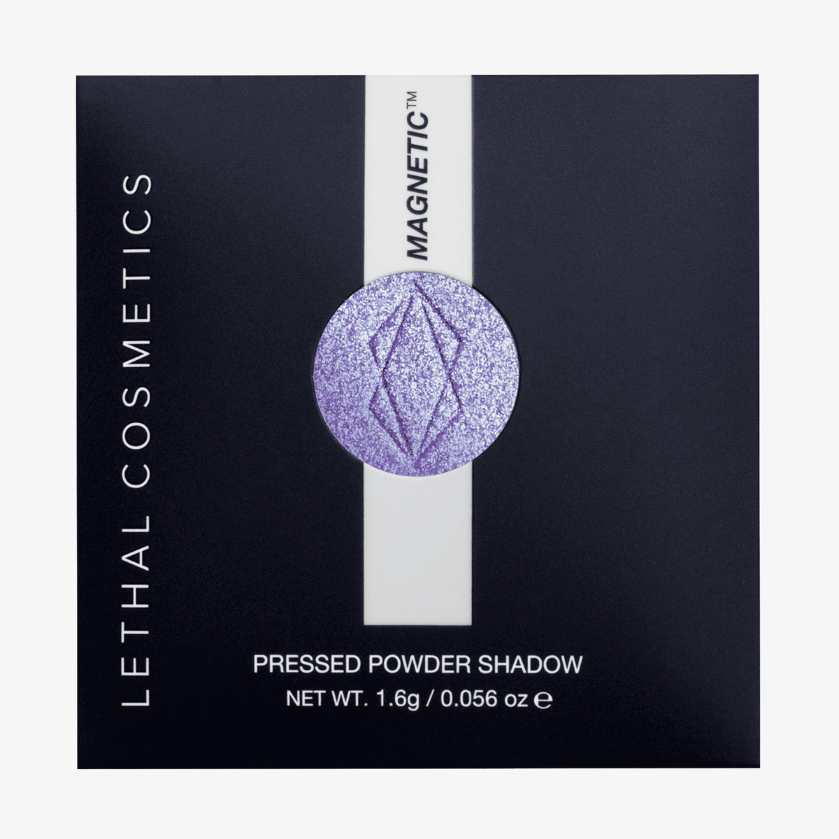Lila-blau schimmernder MAGNETIC™ Pressed Powder Shadow von Lethal Cosmetics in der Farbe "Synth" in schwarzer Umverpackung mit Sichtfenster und LETHAL-Branding.