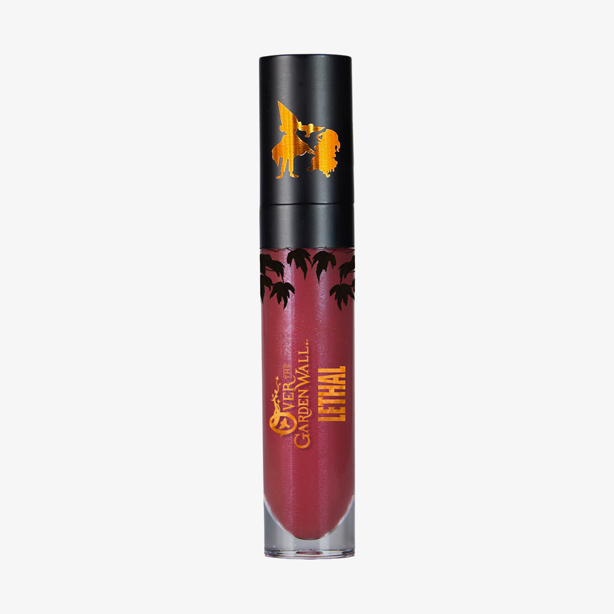 Eine Tube des flüssigen Lippenstifts „Over The Garden Wall – Poetry & Clarinet“ von Lethal Cosmetics in Lila mit schwarzer Kappe, goldfarbener Beschriftung und Palmenmotiven.