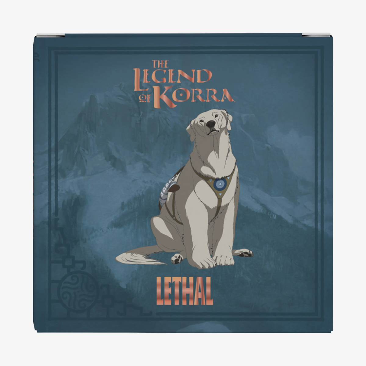 Naga, der gepanzerte Eisbärenhund, sitzt vor Bergen, darüber und darunter sind „Die Legende von Korra“ und „Lethal Cosmetics“ zu sehen.