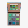 Die „Raava“-Palette von Lethal Cosmetics: ein offenes, verspiegeltes Lidschatten-Set mit 9 Farbtönen in Grün-, Blau- und Violetttönen sowie Glitzerfarben.