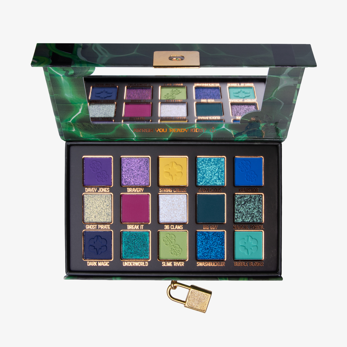 Geöffnete SpongeBob Movie Palette von Lethal Cosmetics mit zwölf leuchtenden Farbtönen, einem Spiegel und einem kleinen goldenen Vorhängeschloss in dunkelgrünem Tiefsee-Design.