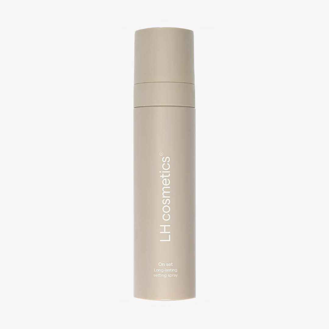Eine beige Palstikflasche in zylindrischer Form "On-Set Long-Lasting Setting Spray"  vor weißem Hintergrund.