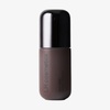 Eine dunkelbraune Flasche der Foundation „Ctrl+ SKIN“ von LH Cosmetics mit einem glänzenden schwarzen Verschluss steht aufrecht auf einem weißen Hintergrund.