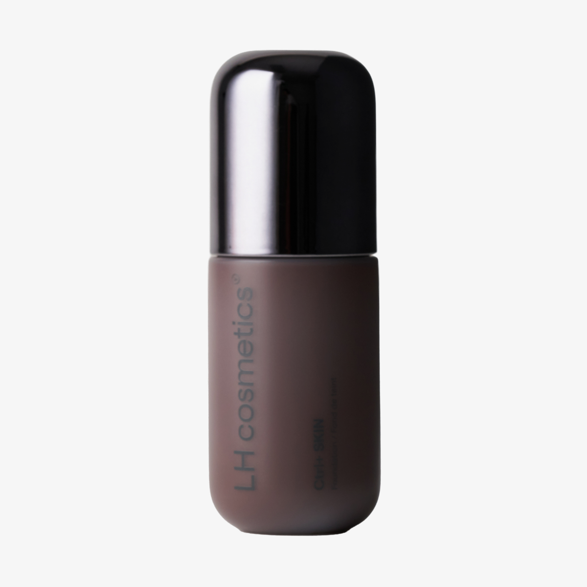 Eine dunkelbraune Flasche der Foundation „Ctrl+ SKIN“ von LH Cosmetics mit einem glänzenden schwarzen Verschluss steht aufrecht auf einem weißen Hintergrund.
