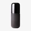 Eine mattschwarze Flasche der Foundation „Ctrl+ SKIN“ von LH Cosmetics mit einem glänzenden schwarzen Verschluss, aufrecht auf weißem Hintergrund.