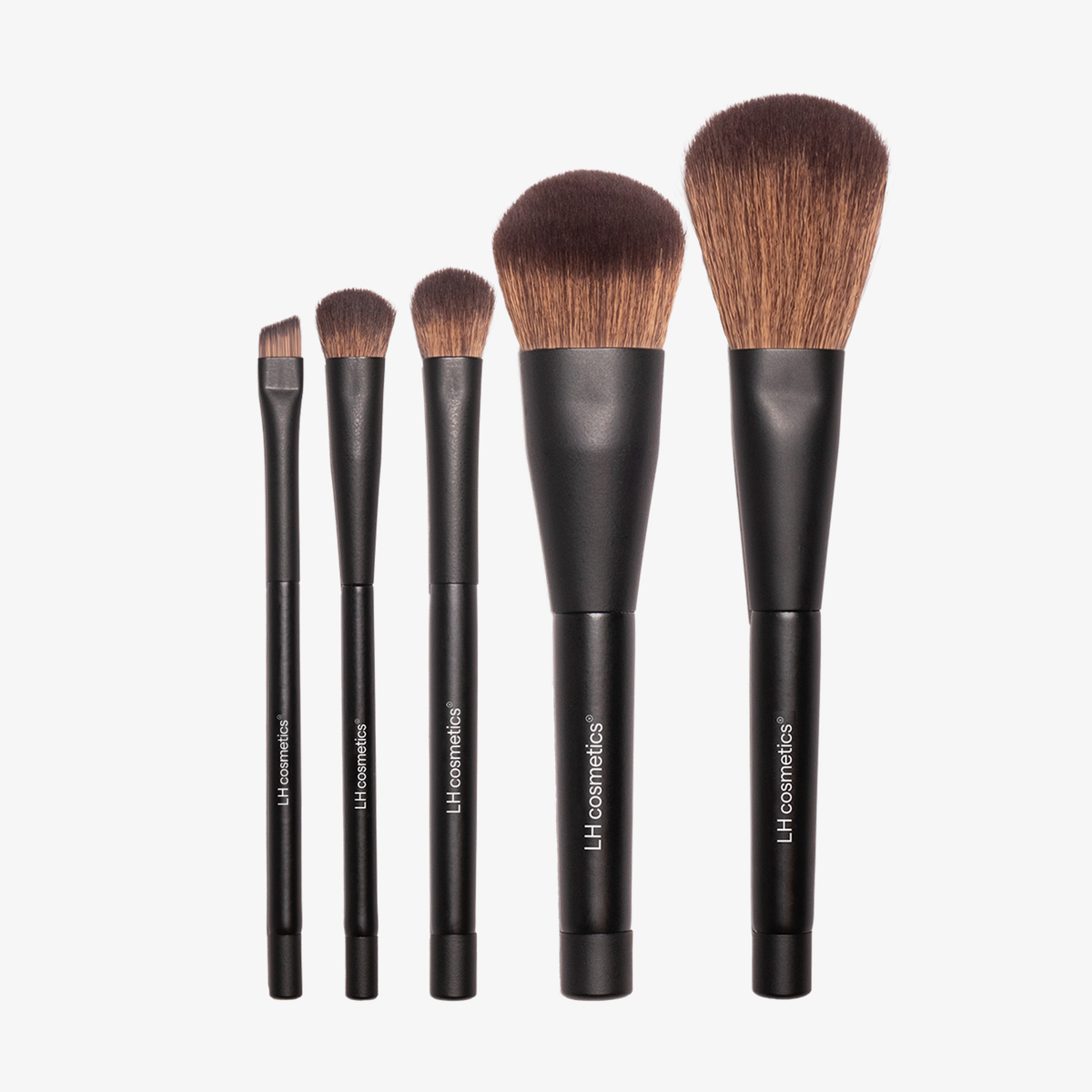 LH Cosmetics „On the go“-Pinselset: fünf Pinsel mit schwarzem Griff und braunen Borsten, nach Größe geordnet auf weißem Hintergrund.
