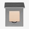 Beigefarbenes gepresstes Puder-Makeup, The single von LH Cosmetics, in einer grauen Puderdose mit teilweise geöffnetem Deckel.