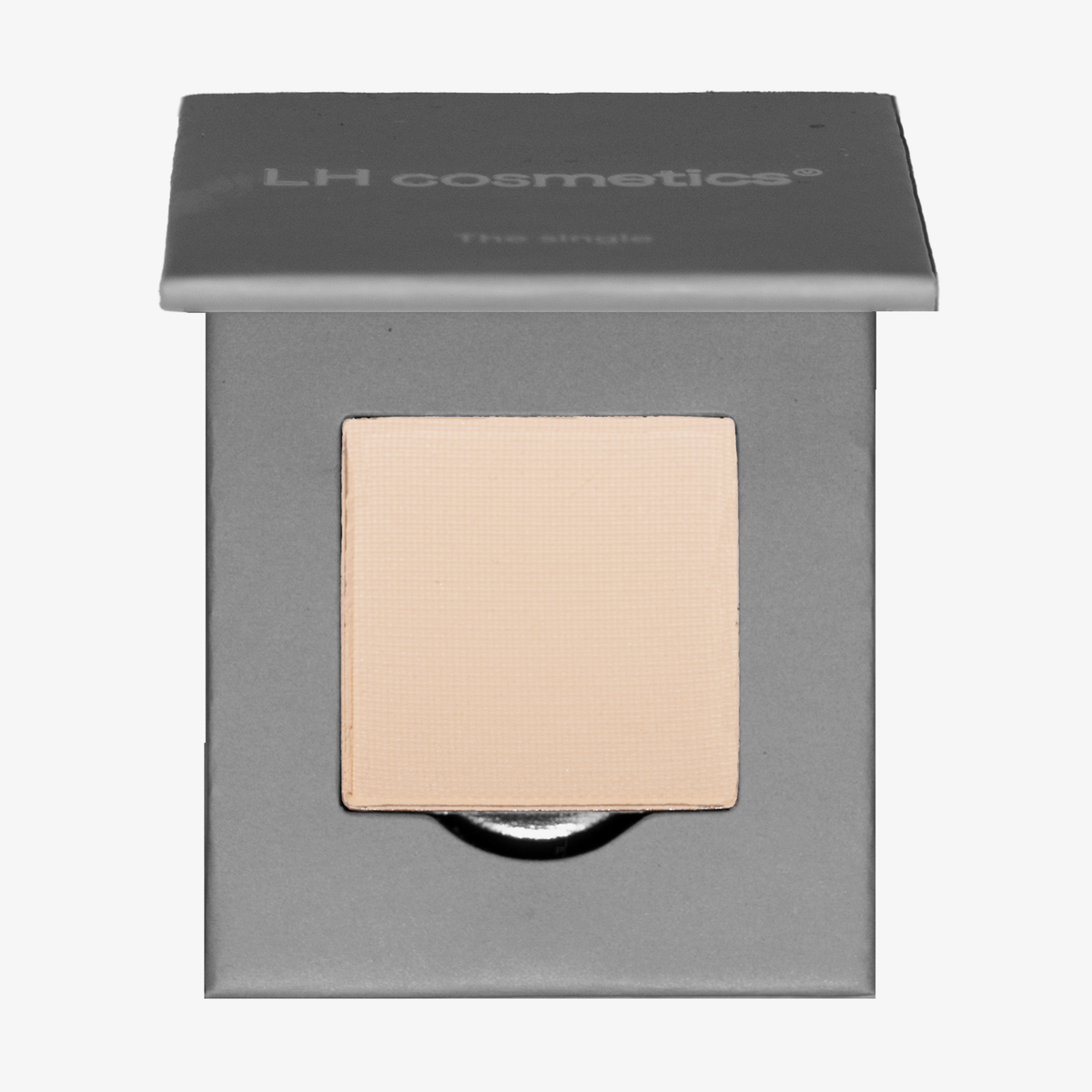 Beigefarbenes gepresstes Puder-Makeup, The single von LH Cosmetics, in einer grauen Puderdose mit teilweise geöffnetem Deckel.